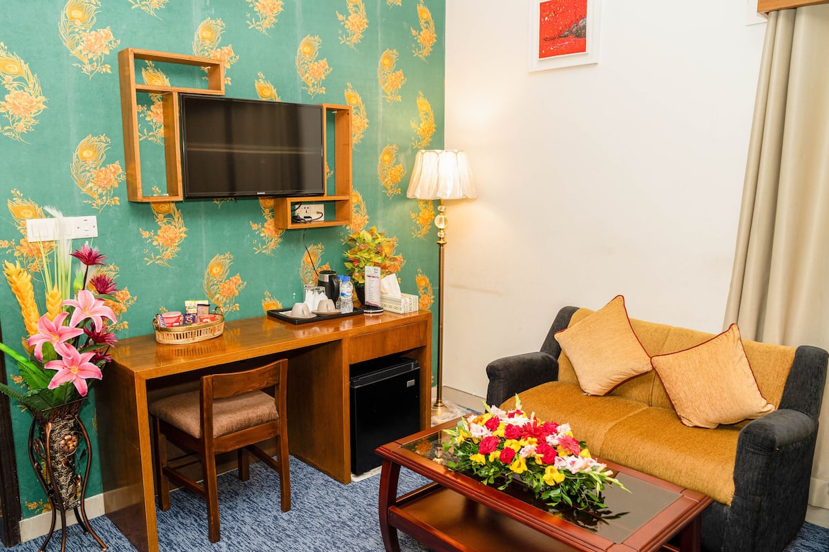 superior triple room, 3 single beds | television