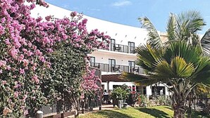 Un edificio moderno con tejado plano y balcón.