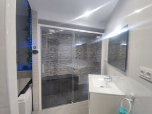 Bathroom - Beachfront apartment with private spa (Mont-roig del Camp)