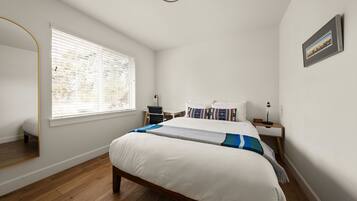 1 chambre, bureau, fer et planche à repasser, lit parapluie