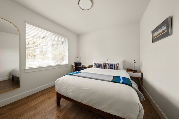 1 makuuhuone, työpöytä, silitysrauta/-lauta, vauvan matkasänky