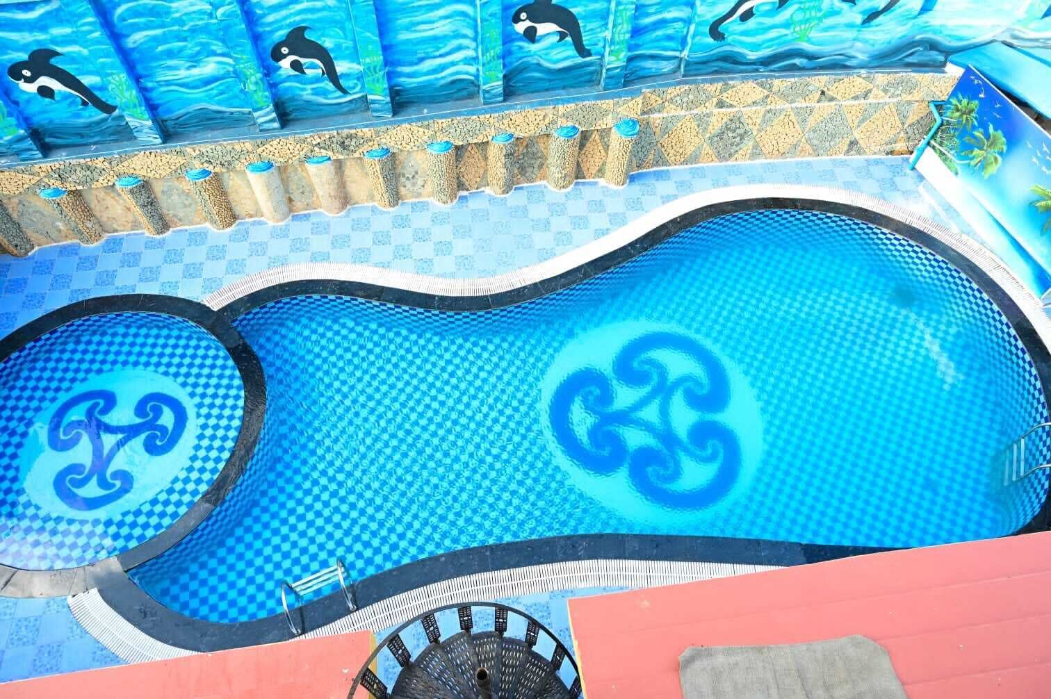 室外游泳池，日光浴躺椅