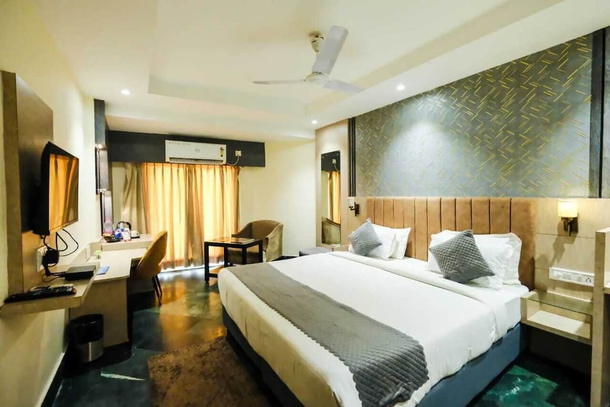 Premium bedding, minibar, laptop workspace, iron/ironing board