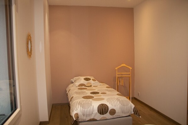 3 chambres, fer et planche à repasser, Wi-Fi gratuit, draps fournis