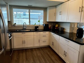 Fridge, microwave, oven, stovetop - Home in Glendale-7 min walk to State Farm Stadium! (Glendale)