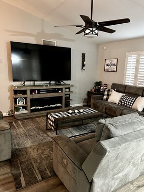 TV, fireplace - Home in Glendale-7 min walk to State Farm Stadium! (Glendale)