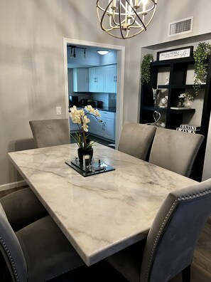 Dining - Home in Glendale-7 min walk to State Farm Stadium! (Glendale)