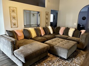 TV, fireplace - Home in Glendale-7 min walk to State Farm Stadium! (Glendale)