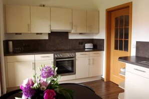 Een koelkast, een magnetron, een oven, een vaatwasser