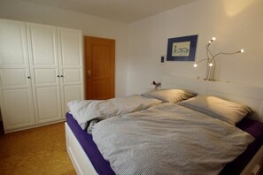 2 slaapkamers, een bureau, een strijkplank/strijkijzer, reisbedje