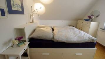 2 Schlafzimmer, Schreibtisch, Bügeleisen/Bügelbrett, Reisekinderbett