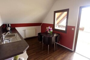 Een koelkast, een magnetron, een oven, een vaatwasser