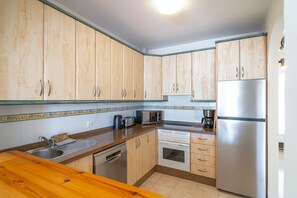 Kühlschrank, Mikrowelle, Ofen, Geschirrspüler