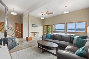 Smart TV, fireplace, ping pong - Brownsville Bay Lookout - Spacious 4 Bedroom Home! (Poulsbo)