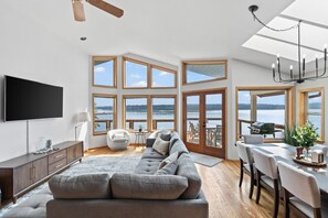 Smart TV, fireplace, ping pong - Brownsville Bay Lookout - Spacious 4 Bedroom Home! (Poulsbo)