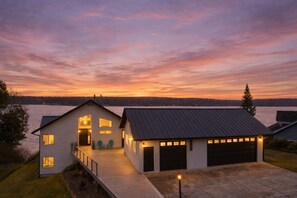 Exterior - Brownsville Bay Lookout - Spacious 4 Bedroom Home! (Poulsbo)