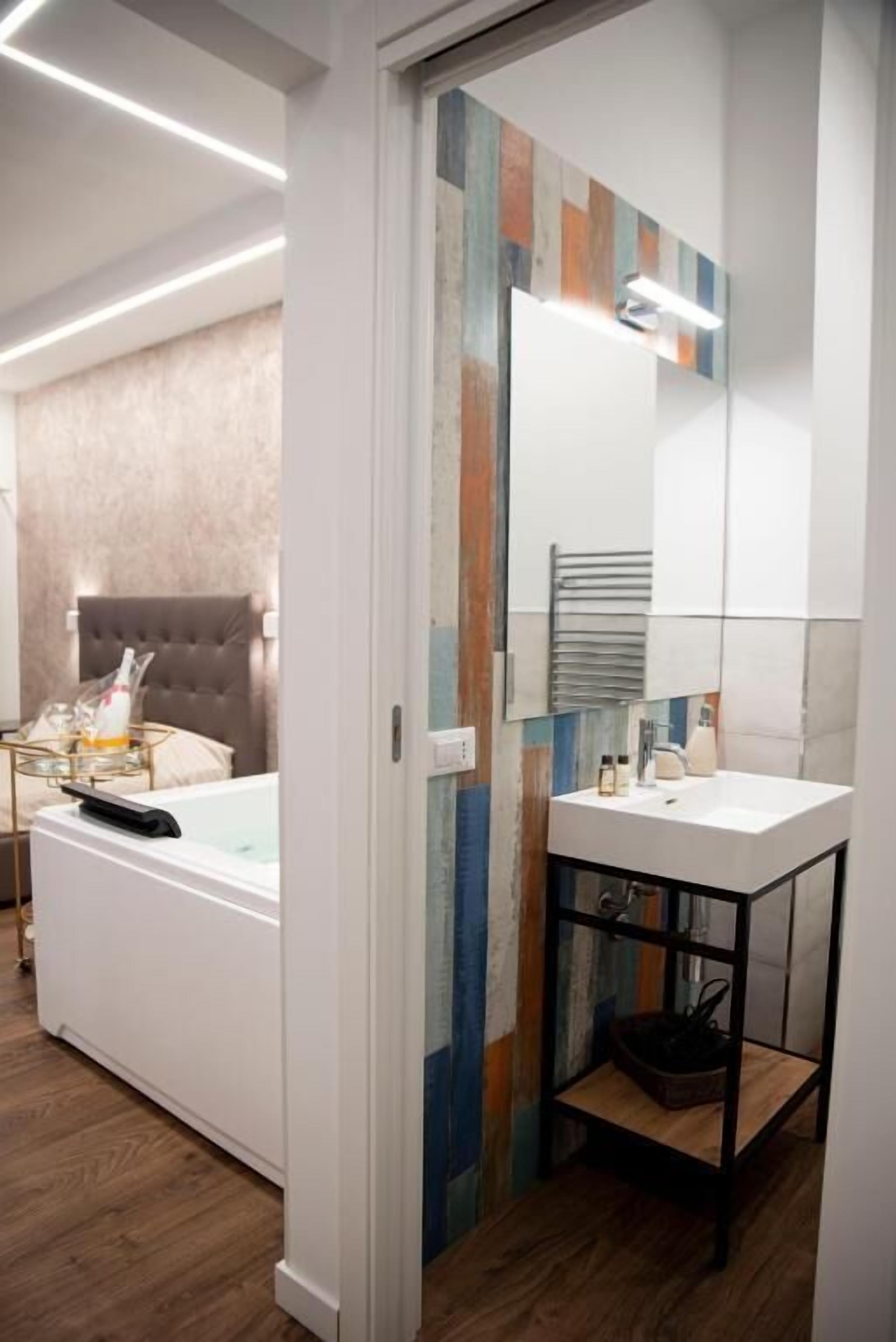 Luxury Room | Bathroom | Shower, rainfall showerhead, free toiletries, hair dryer