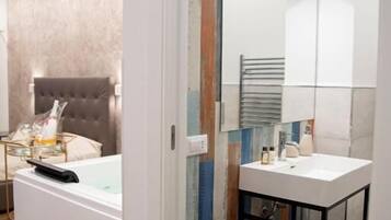 Habitación de lujo | Baño | Regadera, regadera tipo lluvia, amenidades de baño gratuitas