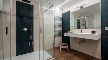 Deluxe Triple Room | Bathroom | Shower, rainfall showerhead, free toiletries, hair dryer