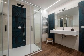 Deluxe Triple Room | Bathroom | Shower, rainfall showerhead, free toiletries, hair dryer - Fervore Luxury Rooms (Palermo)