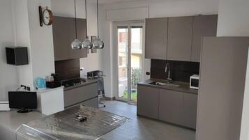 Frigorifero, microonde, forno, piano cottura