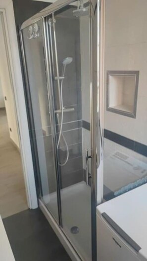 Hair dryer, bidet, towels, soap - Barzo Apartment (Roma)