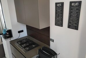 Kühlschrank, Mikrowelle, Ofen, Herdplatte