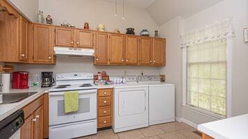 KylskÄp, mikrovÄgsugn, ugn och spishÀll