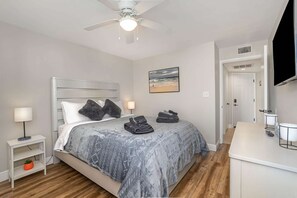 1 chambre, bureau, fer et planche à repasser, lit parapluie