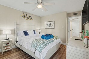 1 soverom, skrivebord, strykejern/-brett og reiseseng for barn