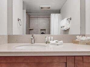 Articles de toilette gratuits, sèche-cheveux, serviettes fournies