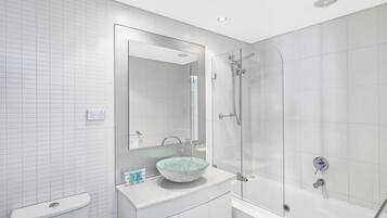 Combined shower/bathtub, towels