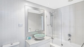 Combined shower/bathtub - Sandy Cove Apartment The Entrance 48b (The Entrance)