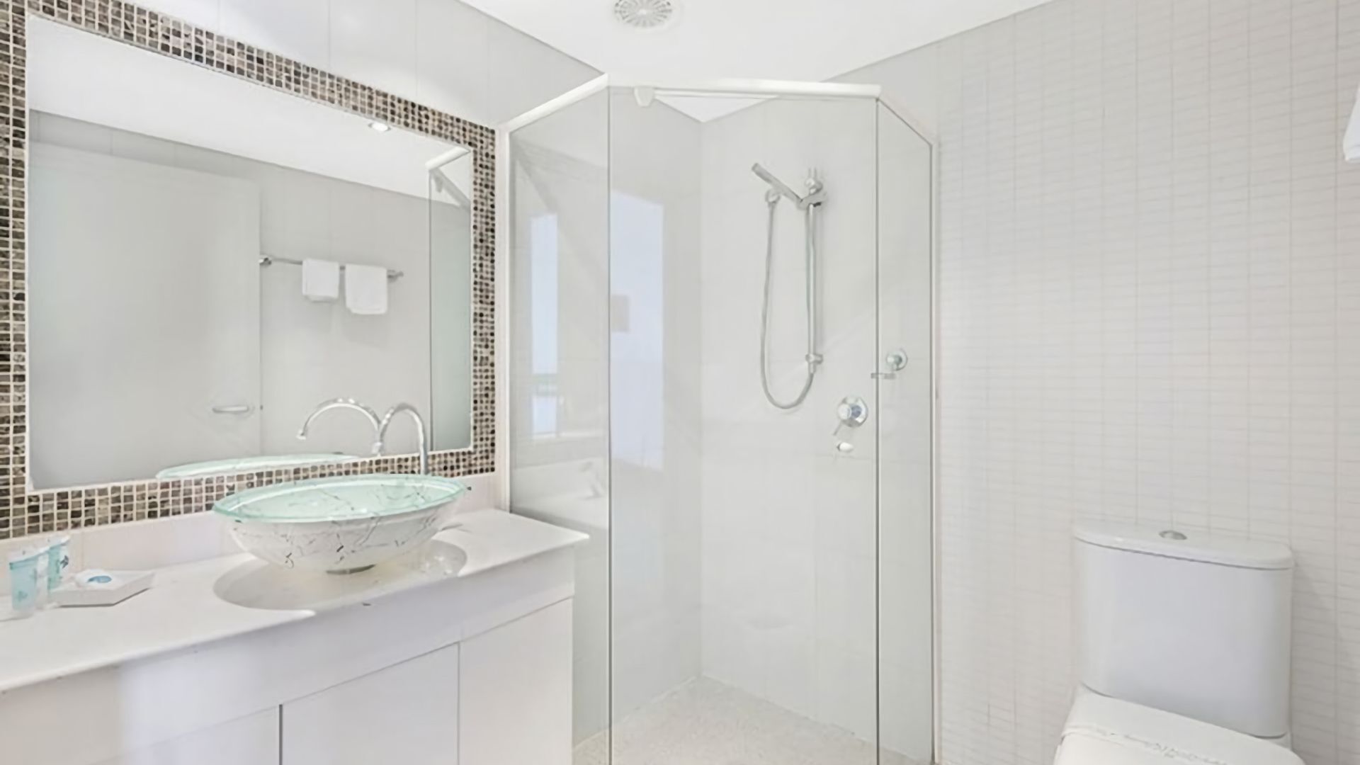 Combined shower/bathtub
