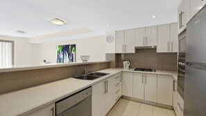 Jääkaappi, uuni, liesi, astianpesukone