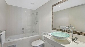 Ensemble douche/baignoire, serviettes fournies