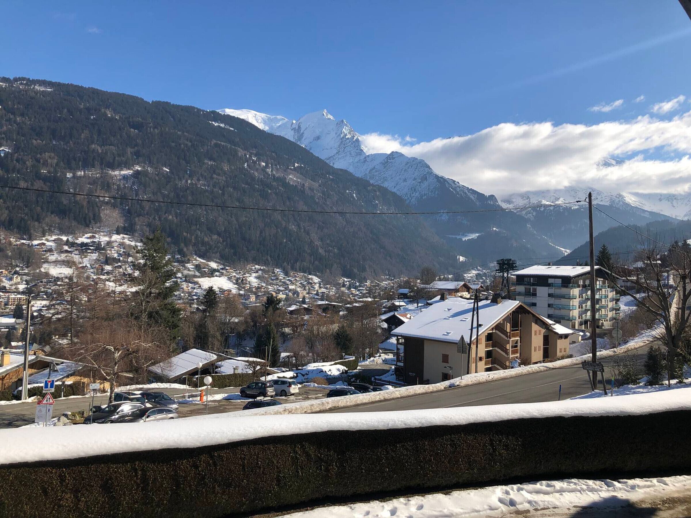 Eine verschneite Bergstadt mit Häusern und einer Straße.