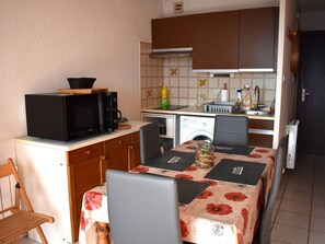 Jääkaappi, uuni, kahvin-/teenkeitin, leivänpaahdin