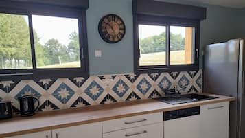 Jääkaappi, mikroaaltouuni, uuni, liesi