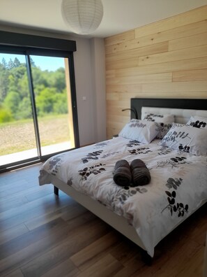 3 habitaciones, tabla de planchar con plancha y cuna de viaje