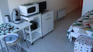 Room - Studio in Cap d'Agde with terrace and parking (Cap d'Agde naturisme)