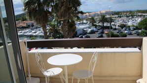 Outdoor dining - Studio in Cap d'Agde with terrace and parking (Cap d'Agde naturisme)