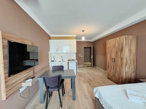 Executive Apartment | Egyptian cotton sheets, premium bedding, individually decorated