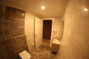 Junior Apartment | Bathroom | Shower, rainfall showerhead, hair dryer, slippers - Yücemek Apart (Konyaalti)