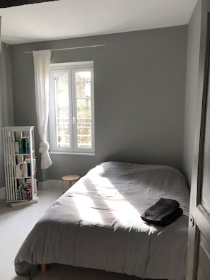4 bedrooms, iron/ironing board, travel cot, free WiFi