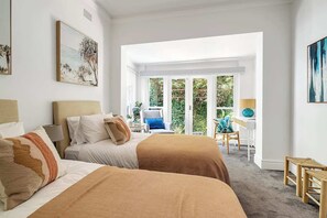 3 habitaciones, escritorio y tabla de planchar con plancha 