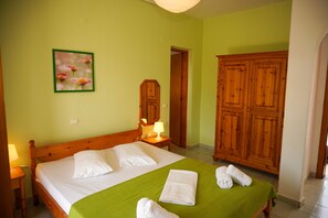 Quarto casal básico, 1 cama de casal | Wi-Fi de cortesia