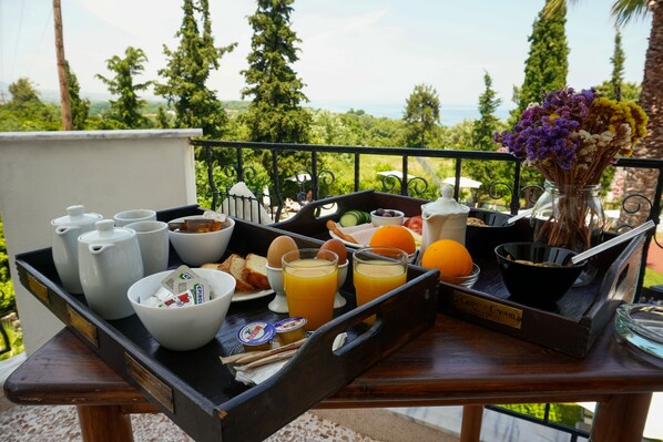 Daily continental breakfast (EUR 2 per person)