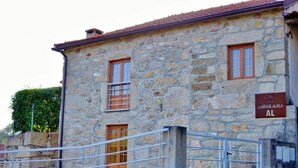 Un edificio de piedra con un letrero que dice "Casa Laranjeira AL".