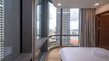 Premium bedding, in-room safe, desk, laptop workspace